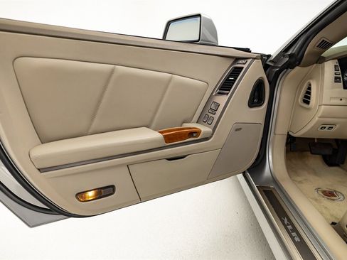 Used 2005 Cadillac XLR image 30