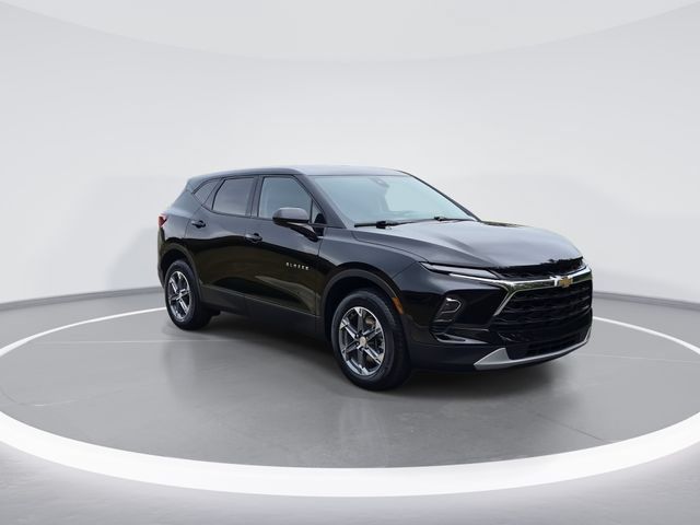 Used 2025 Chevrolet Blazer LT FWD image 2