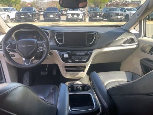 Used 2023 Chrysler Pacifica Touring-L image 8