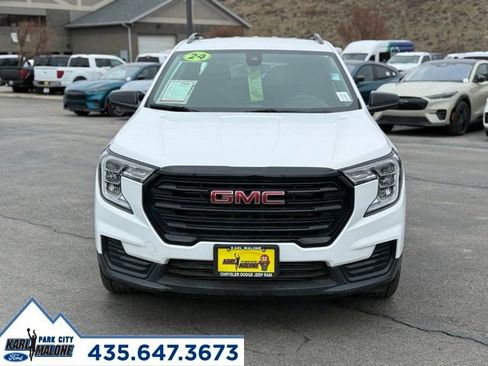Used 2024 GMC Terrain SLE w/ Elevation Edition image 2