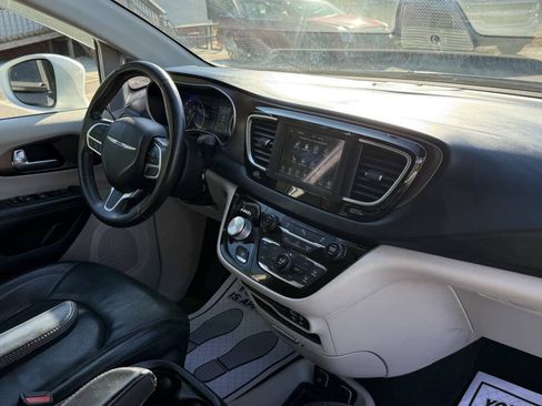 Used 2019 Chrysler Pacifica Touring-L FWD image 18