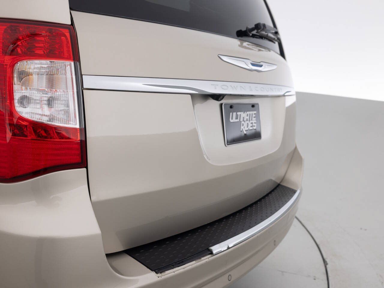 Used 2012 Chrysler Town & Country Touring-L w/ Entertainment Group #2 FWD image 16