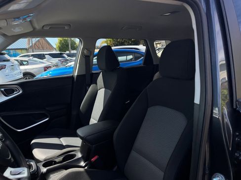 Used 2025 Kia Soul LX w/ LX Technology Package FWD image 27