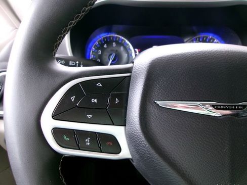 Used 2023 Chrysler Pacifica Touring-L image 10