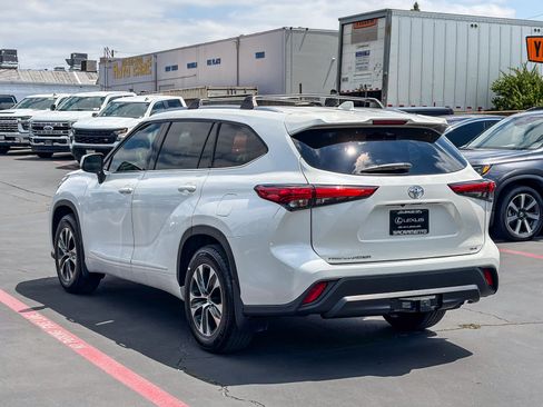 Used 2021 Toyota Highlander XLE FWD image 2