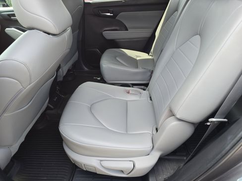 Used 2023 Toyota Highlander XLE image 17