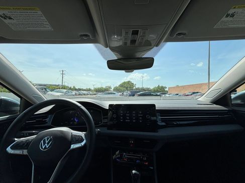 Used 2025 Volkswagen Jetta SE FWD image 34
