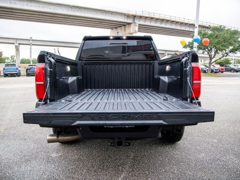 Certified 2025 Toyota Tacoma SR5 w/ SR5 Upgrade Package AWD/4WD image 12