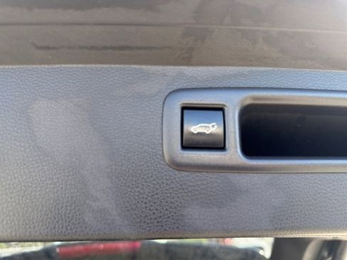 Used 2023 Toyota Highlander L image 10