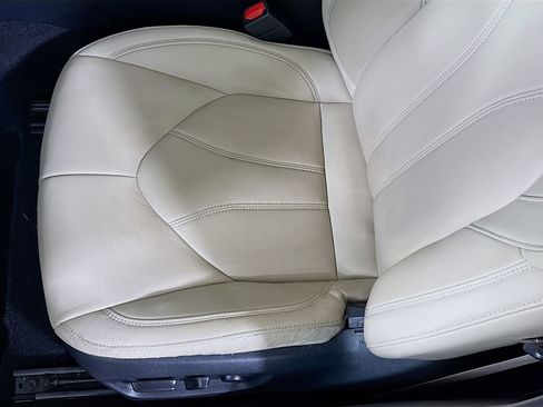 Certified 2020 Toyota Avalon XLE w/ Moonroof Package image 24