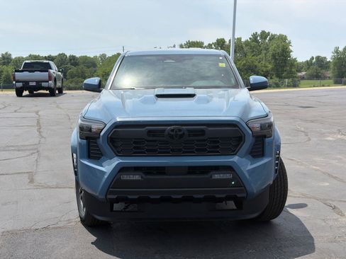 Used 2026 Toyota Tacoma TRD Sport w/ TRD Sport Upgrade Package AWD/4WD image 2