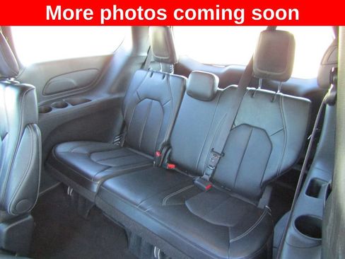 Used 2025 Chrysler Pacifica Select FWD image 16