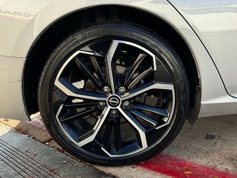 Used 2025 Nissan Altima 2.5 SR image 9