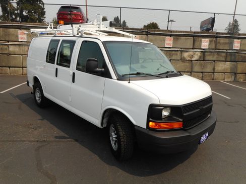 Used 2016 Chevrolet Express 2500 w/ Cold Climate Package RWD image 10