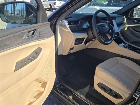 New 2025 Jeep Grand Cherokee L Limited image 4