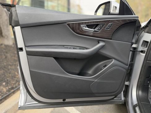 Used 2021 Audi Q8 Premium image 28