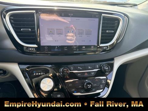 Used 2023 Chrysler Pacifica Touring-L image 22