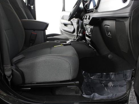 Used 2025 Jeep Wrangler Unlimited Sahara AWD/4WD image 19