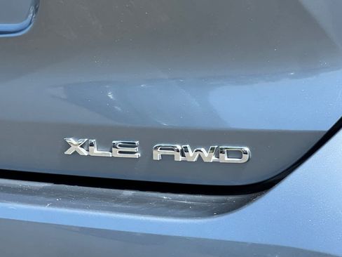 Used 2021 Toyota Highlander XLE AWD/4WD image 34
