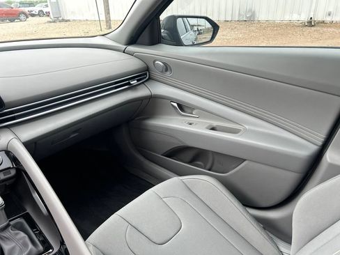 Used 2025 Hyundai Elantra SEL image 14