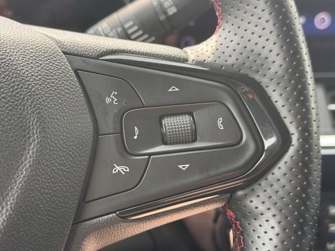 Used 2024 Chevrolet Trax RS w/ Sunroof Package FWD image 22