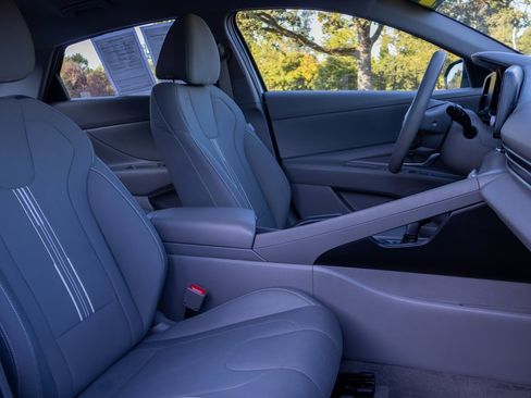 Used 2022 Hyundai Elantra SEL w/ Preferred Accessory Package image 12