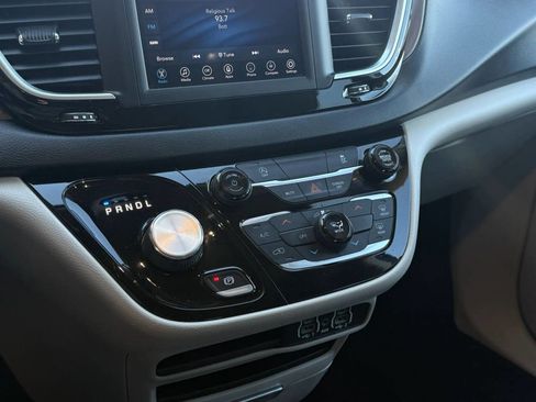 Used 2021 Chrysler Voyager Lxi image 11