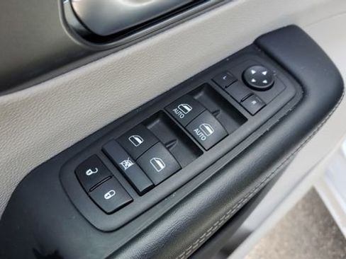 Certified 2024 Chrysler Pacifica Touring-L image 7