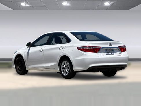 Used 2016 Toyota Camry LE FWD image 3
