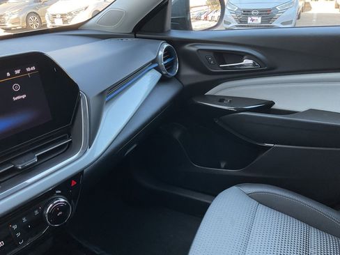 Used 2025 Chevrolet Trax LT image 36