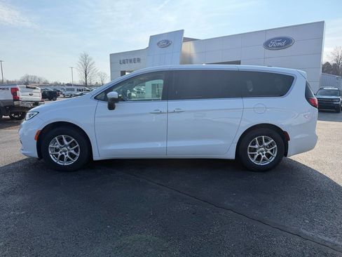 Used 2023 Chrysler Pacifica Touring-L image 2