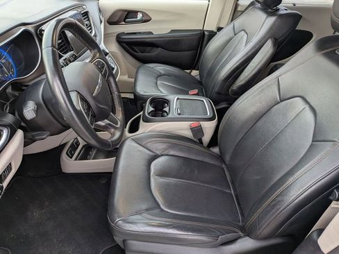 Certified 2018 Chrysler Pacifica Touring-L Plus image 11