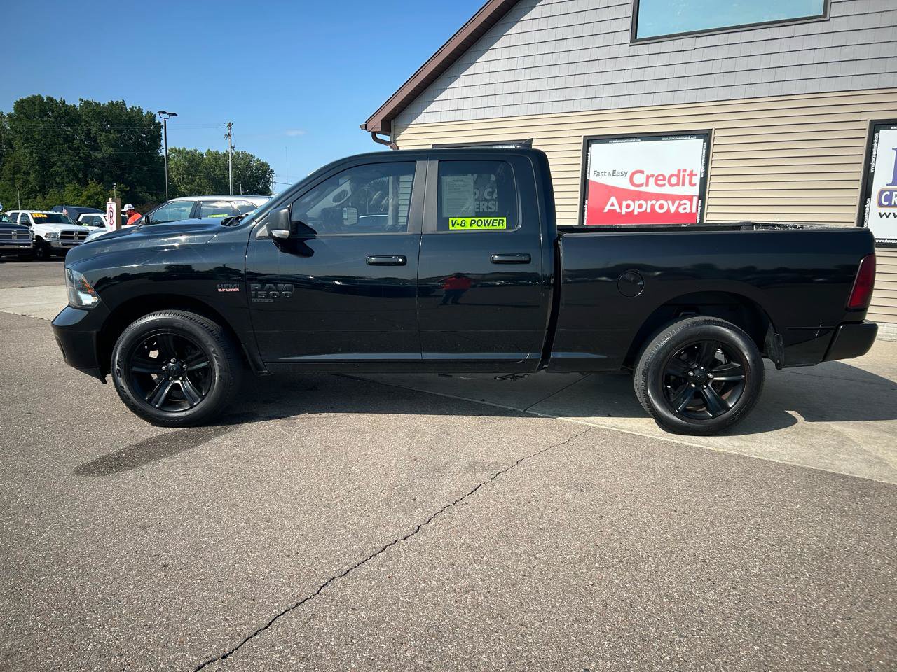 Used 2019 RAM 1500 Classic SLT w/ Black Appearance Group AWD/4WD image 8