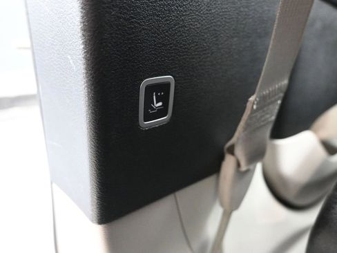 Used 2023 Chrysler Pacifica Touring-L FWD image 19