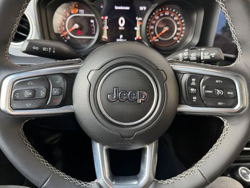 Used 2025 Jeep Wrangler Sahara image 27