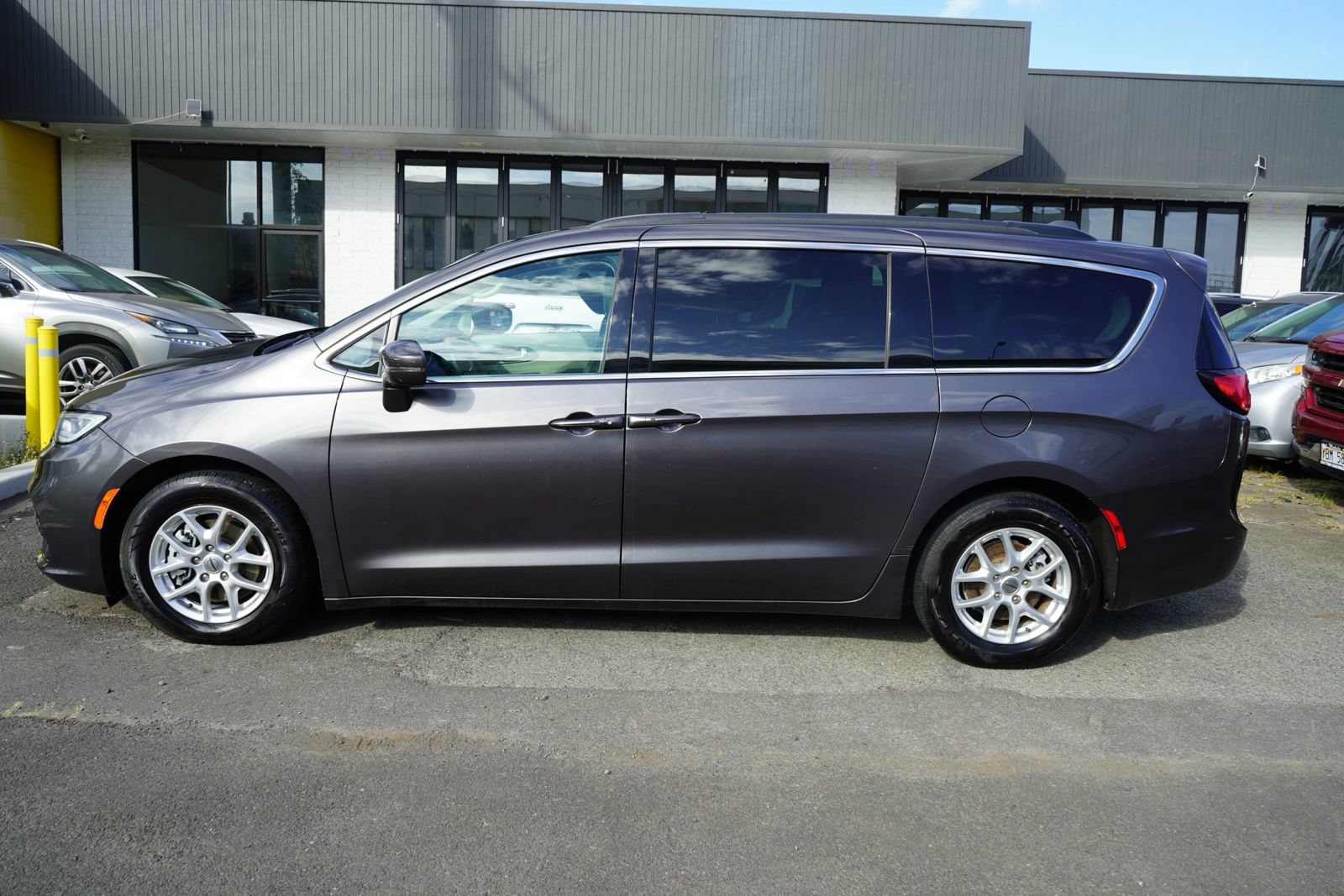 Used 2022 Chrysler Pacifica Touring-L FWD image 2