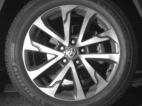 Used 2022 Toyota Corolla Cross XLE AWD/4WD image 11