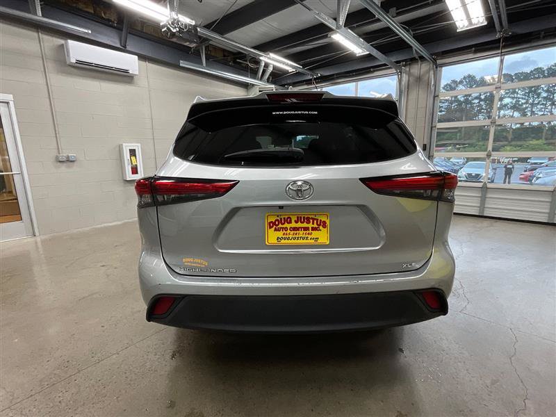 Used 2023 Toyota Highlander XLE FWD image 4