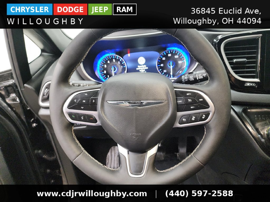 Used 2026 Chrysler Pacifica Select FWD image 17
