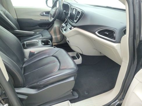 Used 2023 Chrysler Pacifica Touring-L image 13