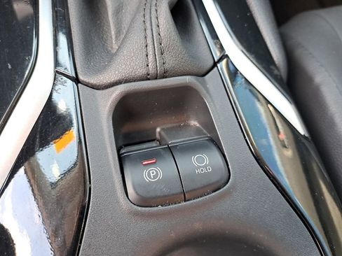 Certified 2022 Toyota Corolla Cross XLE image 28