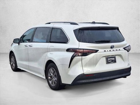 Used 2023 Toyota Sienna XLE image 7