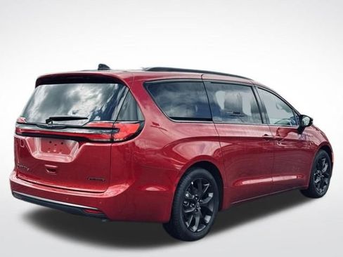 Used 2025 Chrysler Pacifica Limited FWD image 6