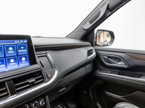 Used 2024 Chevrolet Suburban Premier image 33