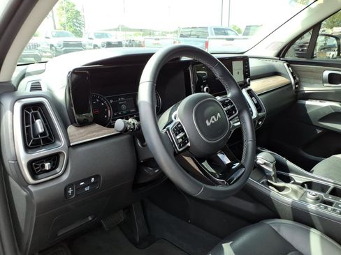 Used 2022 Kia Sorento EX w/ Panoramic Sunroof Package image 7