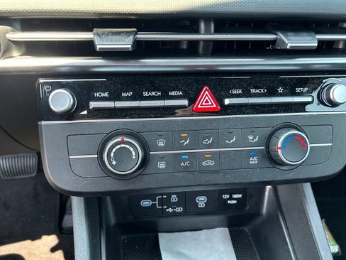 Used 2025 Hyundai Santa Cruz SE AWD/4WD image 17