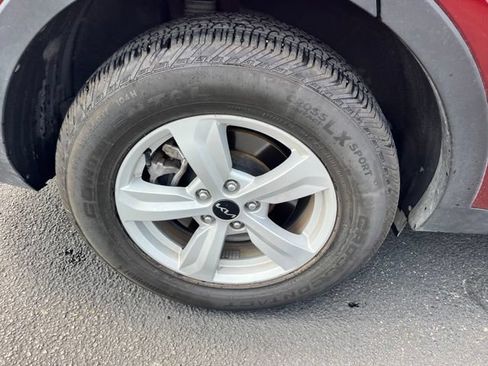 Used 2025 Kia Sorento LX FWD image 9