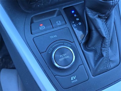 Used 2021 Toyota RAV4 XLE image 29
