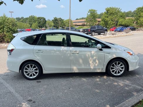 Used 2012 Toyota Prius V Five FWD image 4
