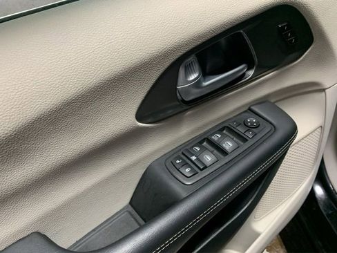 Used 2024 Chrysler Pacifica Touring-L image 16